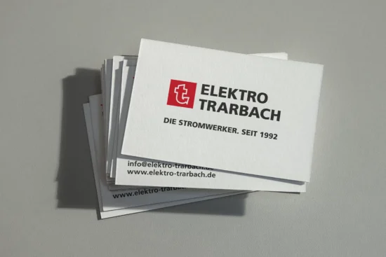 Stapel mit Visitenkarten des Corporate Designs für Elektro Trarbach