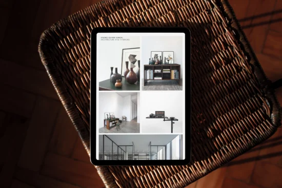 iPad, dass auf deinem Stuhl liegt und die Website von Studio Oliver Jungel zeigt